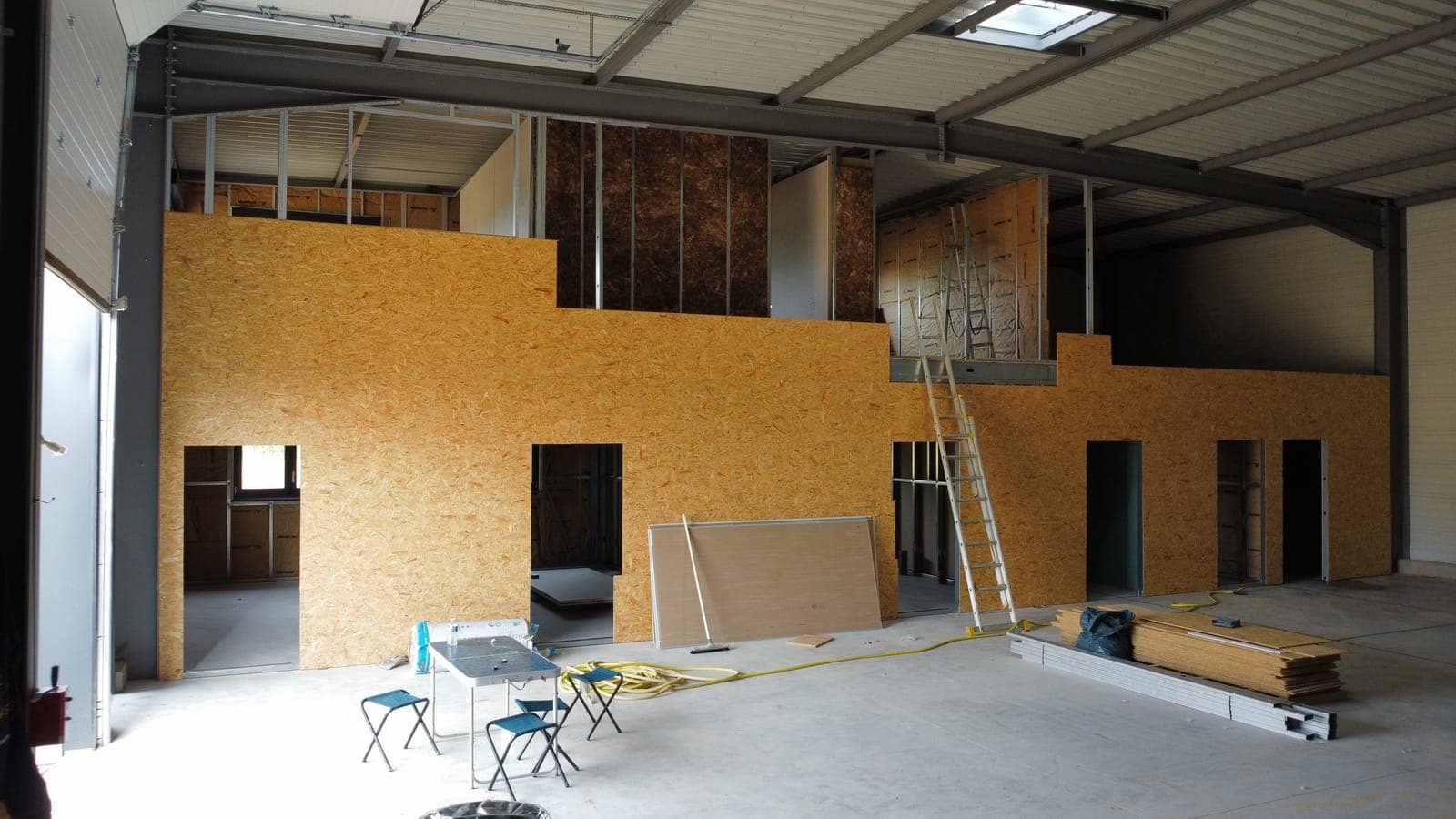 Mezzanine et bureaux en cours d'aménagement à l'intérieur d'un bâtiment de stockage