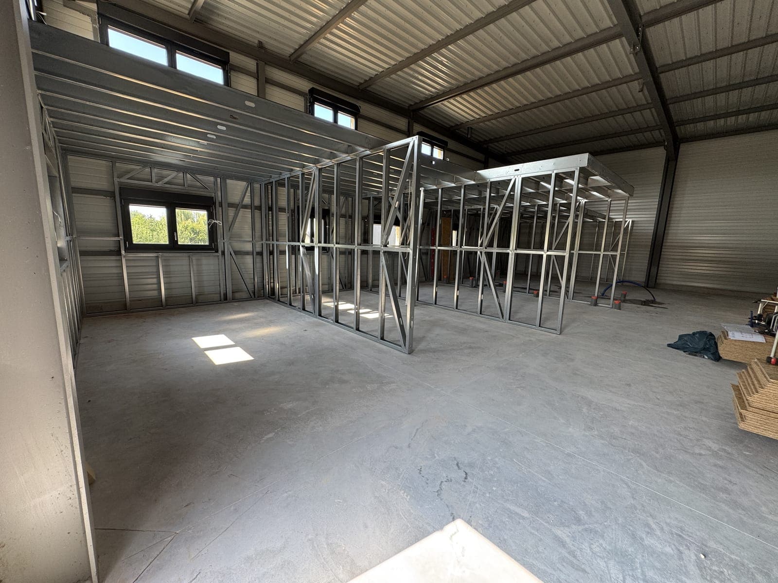 Structure métallique indépendante montée à l'intérieur d'un bâtiment de stockage existant