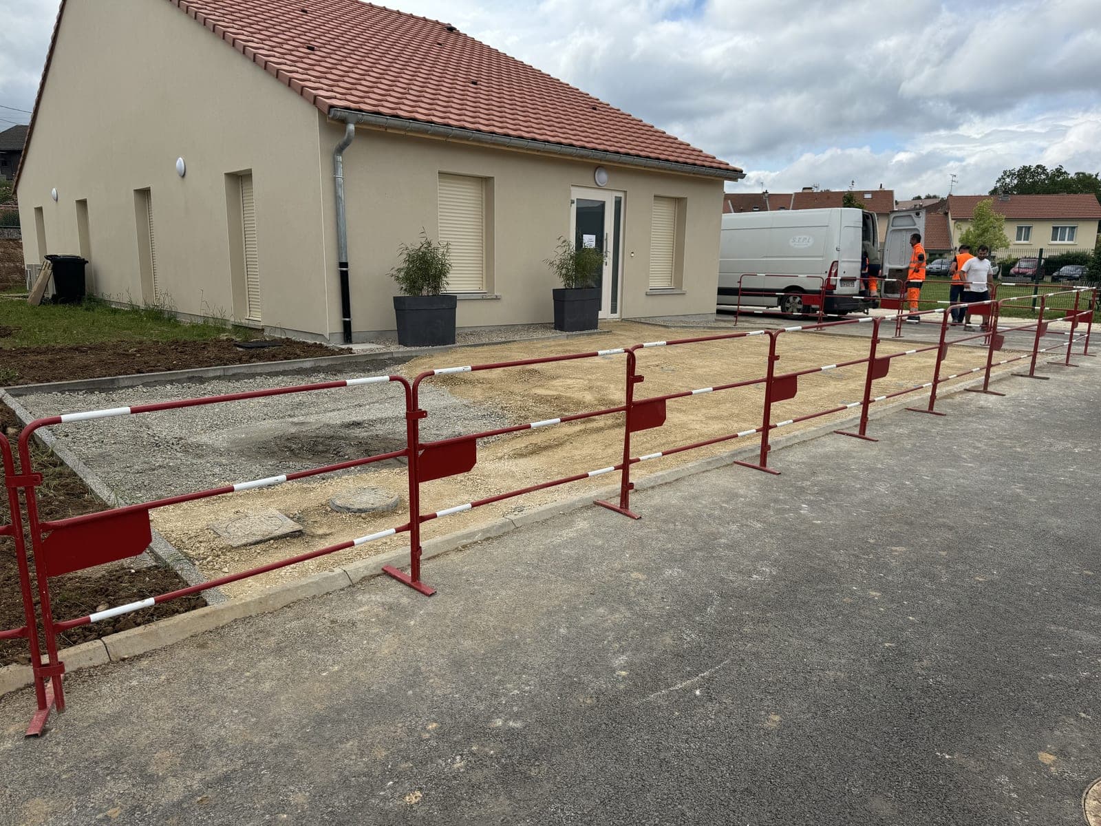 Vue latérale du cabinet médical de Dieulouard (54) pendant les travaux d'accès et de stationnement